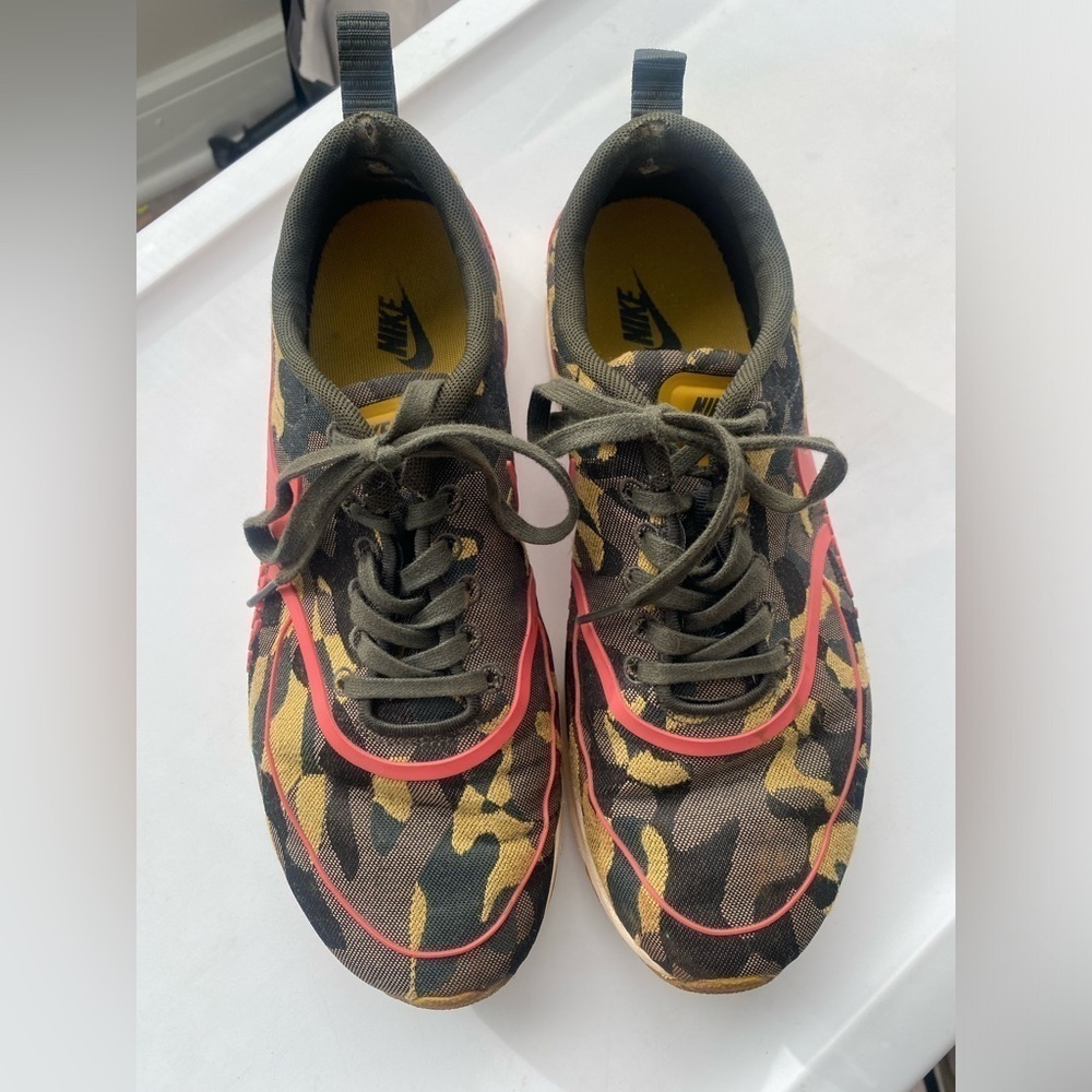 Nike womens Thea Airmax sneakers pink and camo color way size 8.5
